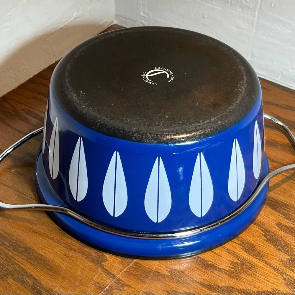Catherine Holm Navy Blue White Enamelware Lotus Flower Covered Pot Vintage